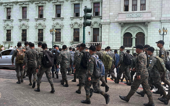 Un grupo de militares se desplaza en las cercanías del Palacio Nacional de la Cultura el 13 de julio, en medio de las tensiones del proceso electoral. La actividad era de carácter formativo.